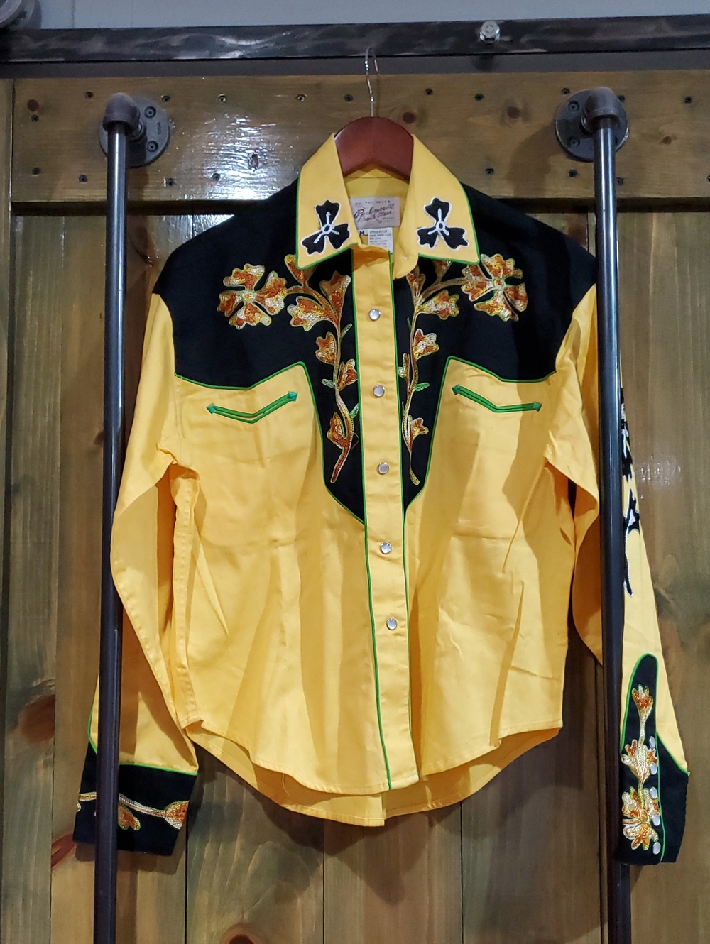 Yellow Embroidered Western Button-Down Shirt Black Yoke Rodeo Bull Horses Ranch